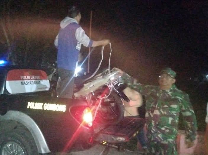 DIAMANKAN : Petugas dari Polsek Gombong dan Koramil Gombong mengamankan pelaku beserta barang bukti setelah melancarkan aksi pencurian gabah di Desa Kemukus, Kecamatan Gombong, pada Senin (6/10).