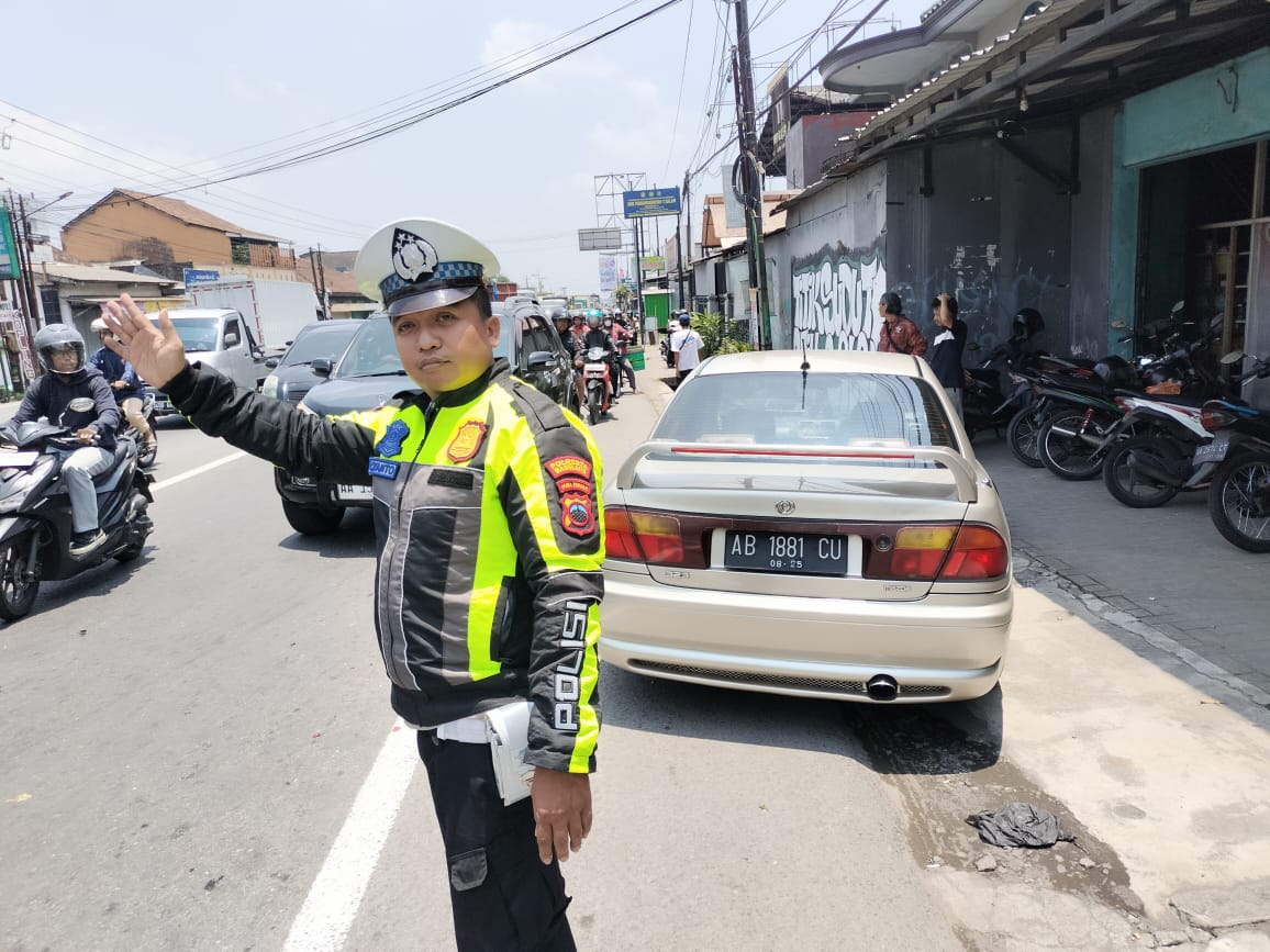 Polisi tengah melakukan evakuasi terhadap korban dan kendaraan yang terlibat kecelakaan di simpang tiga Jumoyo, Salam, Senin (6/10).