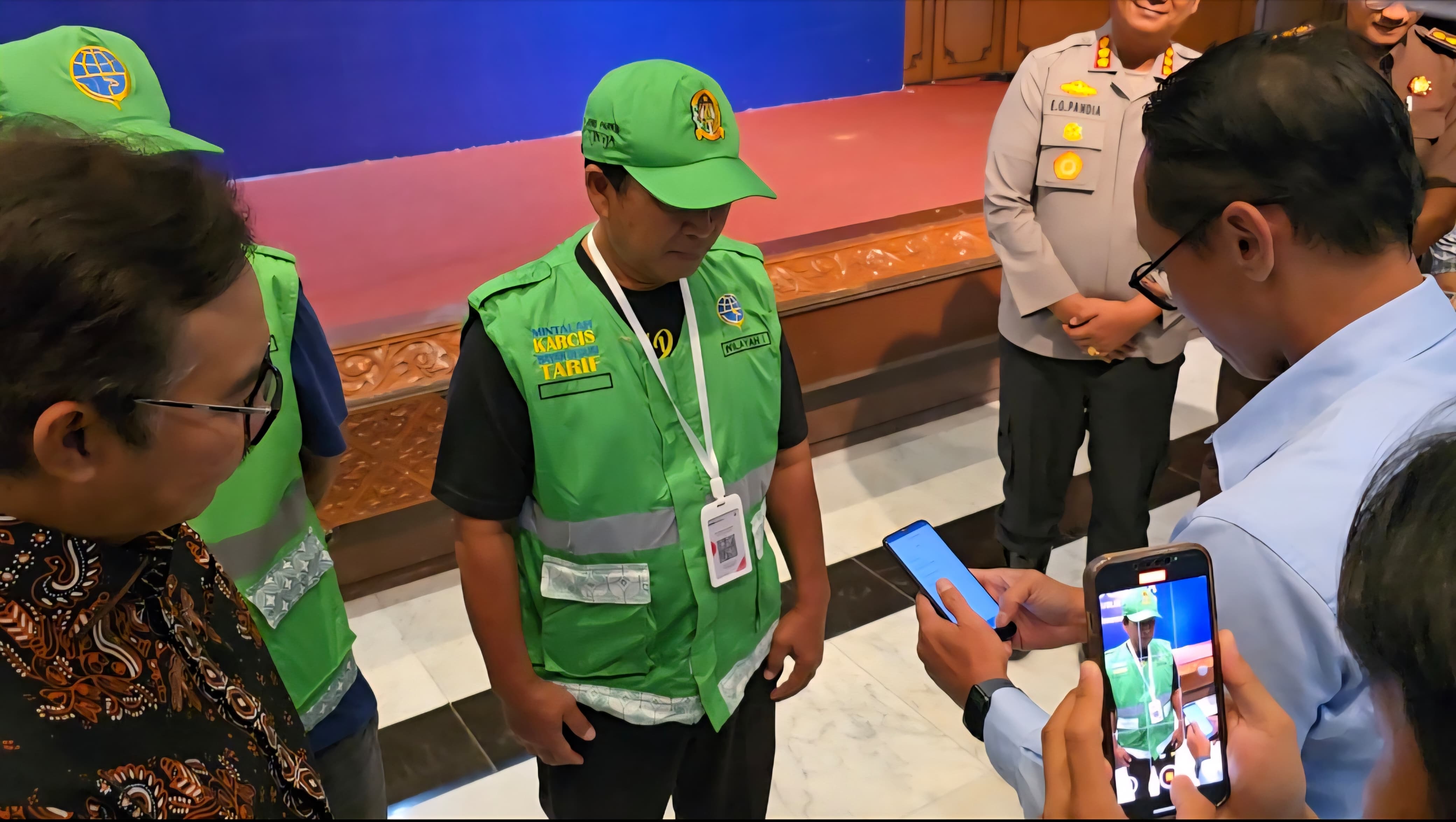 Salah satu pengguna saat melakukan ujicoba pembayaran parkir menggunakan QRIS dalam launching perluasan parkir digital di Bank Indonesia, Senin (6/10/2025).