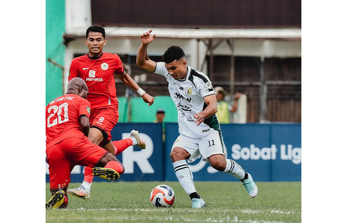 Penyerang PSS Sleman Gustavo Tocantins saat menggiring bola berusaha melewati pemain Persipal Palu di Stadion Gawalise, Palu, Minggu (5/10).