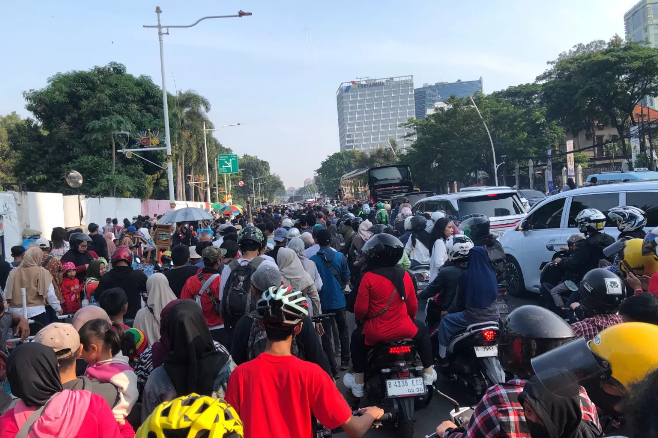 Warga yang berantusian mendatangi monas untuk menyaksikan langsung peringatan HUT TNI ke-80 (Sumber Jawa Pos)
