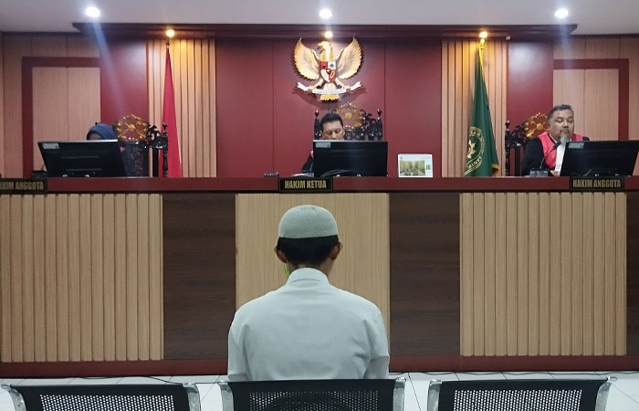 TERTUNDUK LESU: Yogi Andry saat sidang di pembacaan vonis di Pengadilan Negeri Bantul, kemarin (6/10).