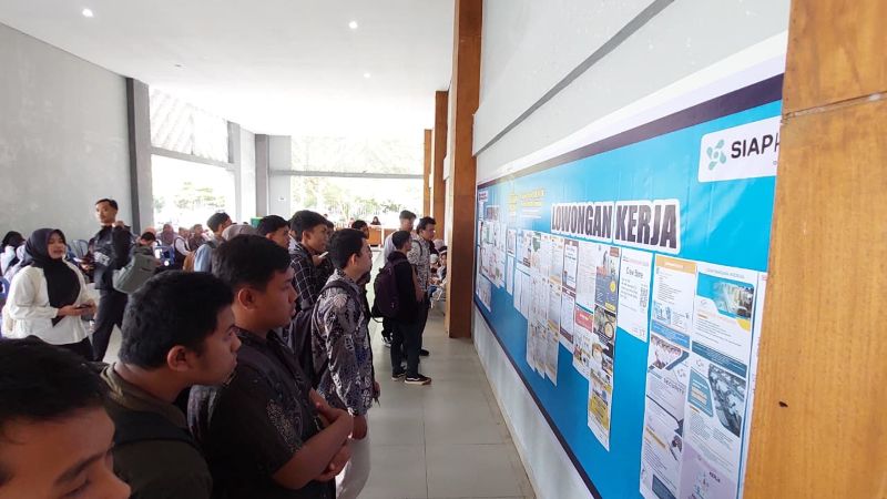MELIHAT: Pencari Kerja mengamati pengumuman lowongan kerja saat job fair beberapa waktu lalu.&nbsp;
