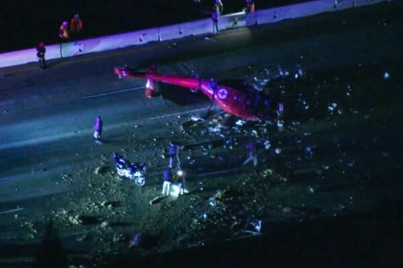 Helikopter jatuh di jalan raya Sacramento, California, Amerika Serikat.