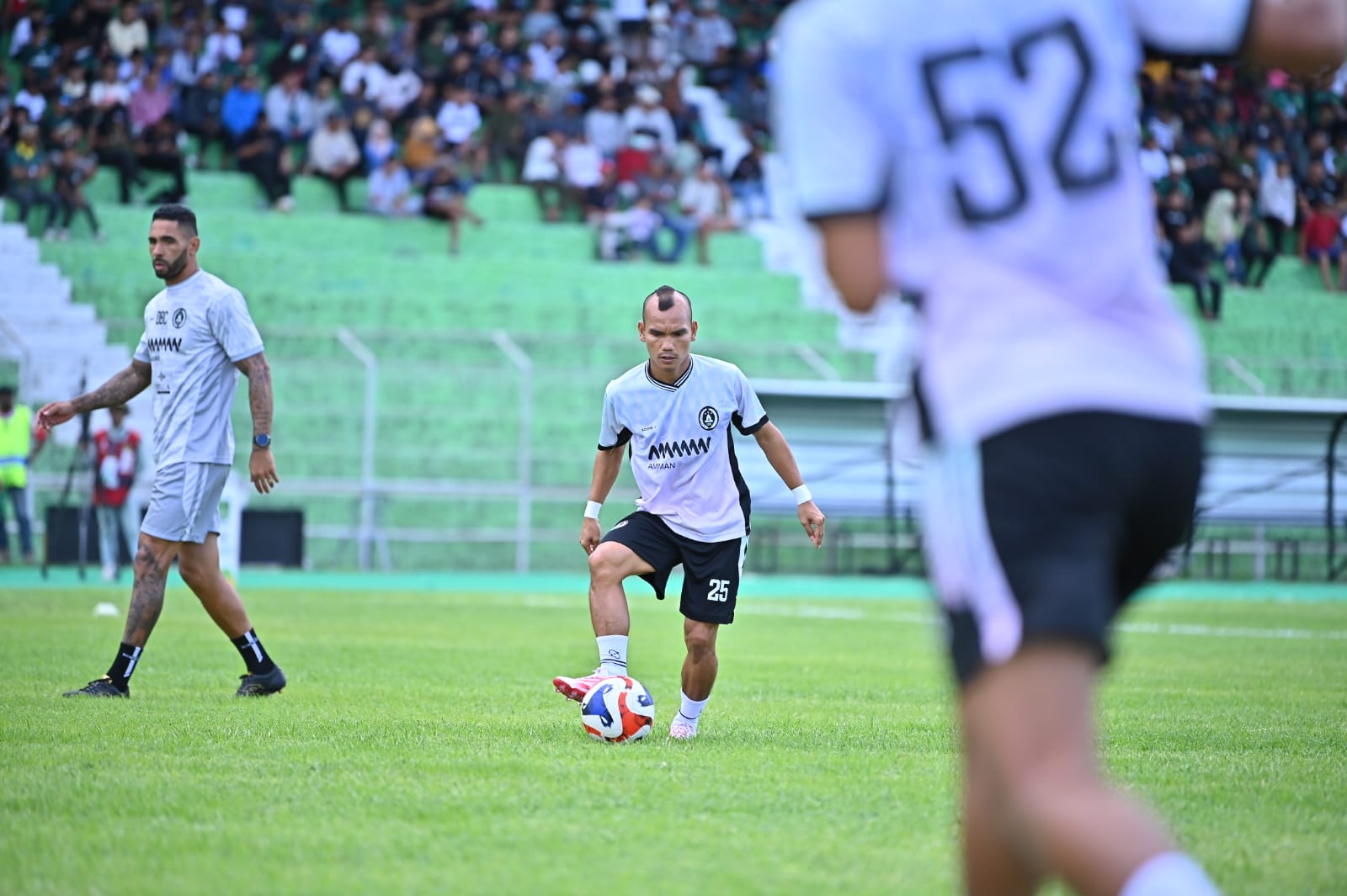 Keterangan Gelandang PSS Sleman Riko Simanjuntak saat menjalani pemanasan sebelum bertanding dengan Persipal Palu