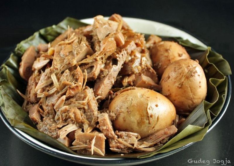 Gudeg khas Yogyakarta dengan telur pindang, simbol kuliner tradisional yang melegenda.