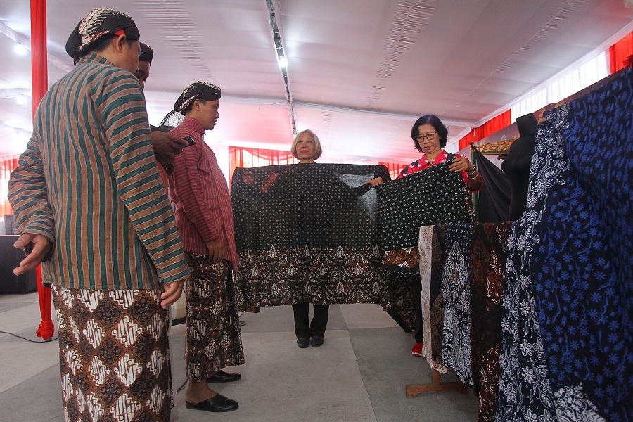 Pengrajin menunjukkan Batik Segoro Amarto kepada ASN Pemkot Jogja saat acara temu kemitraan Koperasi Kelurahan Merah Putih (KKMP) di kompleks Balaikota Jogja, Selasa (7/10/2025).