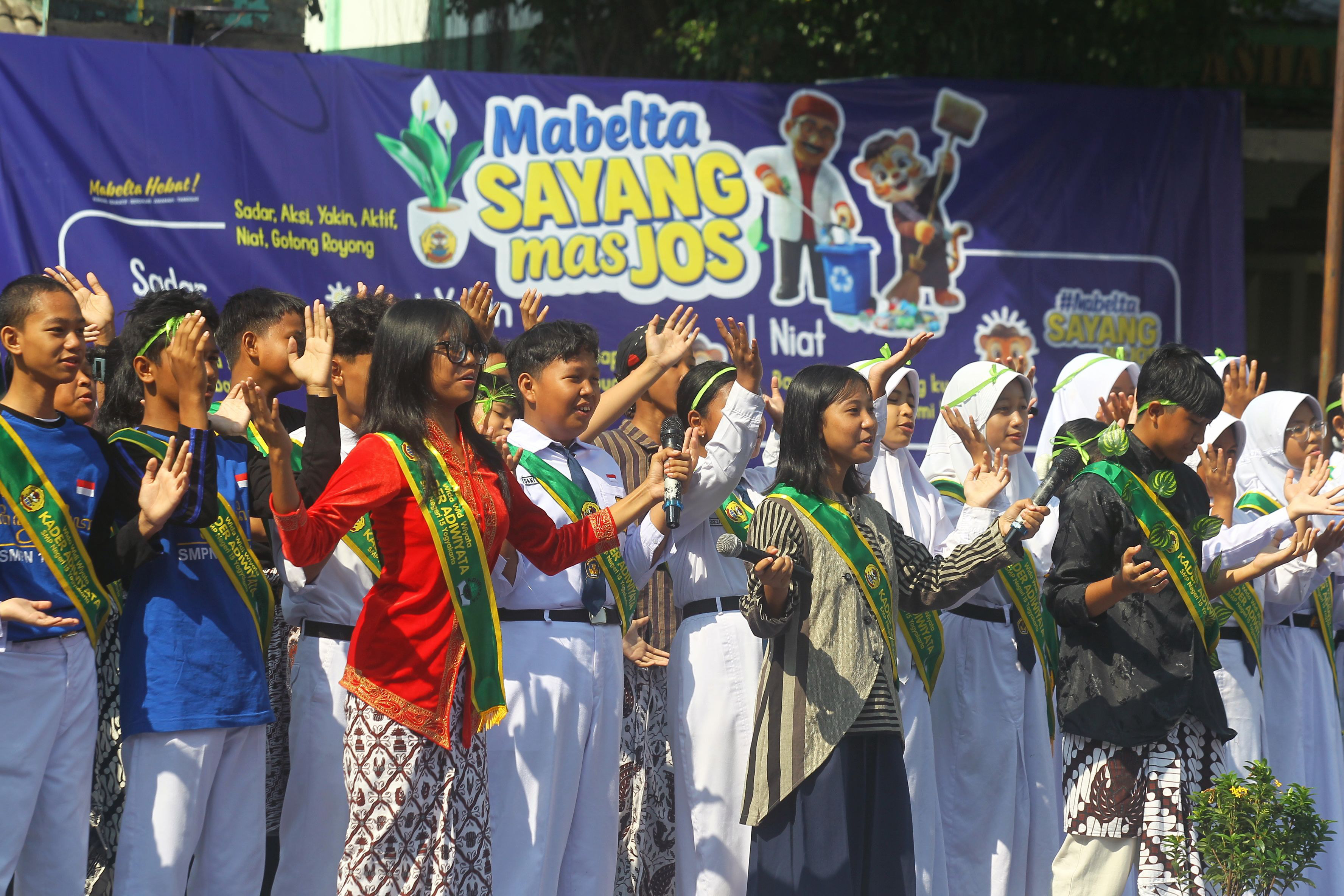 MABELTA HEBAT: Siswa menampilkan teaterikal Mabelta Sayang Mas JOS saat peringatan HUT ke-50 SMP Negeri 15 Kota Jogja, Senin (6/10).