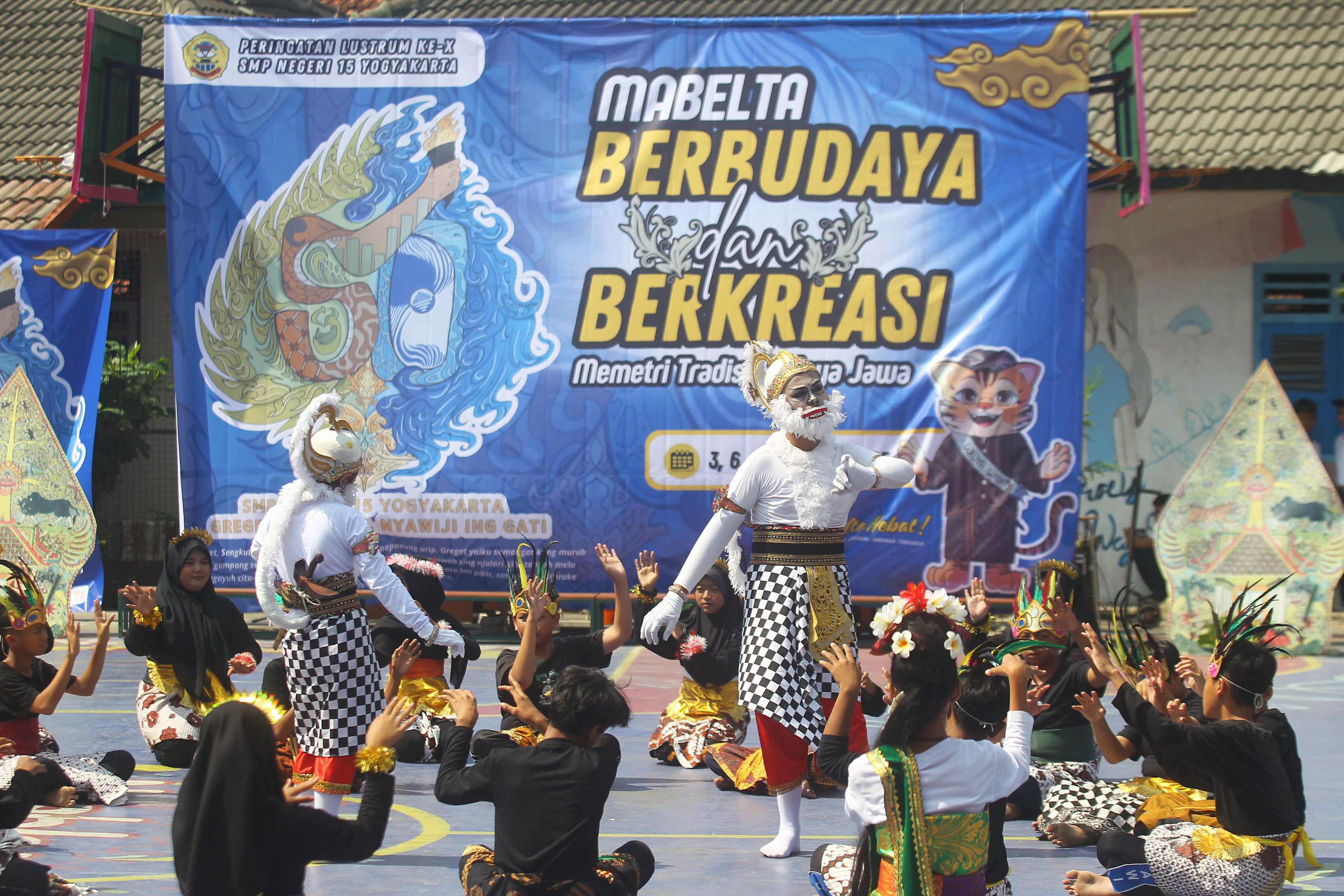 BERBUDAYA DAN BERKREASI: Siswa menampilkan tarian saat peringatan HUT ke-50 SMP Negeri 15 Kota Jogja bertema &ldquo;Greget, Sengkut, Nyawiji ing Gati&rdquo;, Senin (6/10).