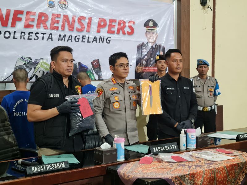 DITANGKAP: Dua pelaku penusukan terhadap teman sendiri telah ditahan di Mapolresta Magelang.