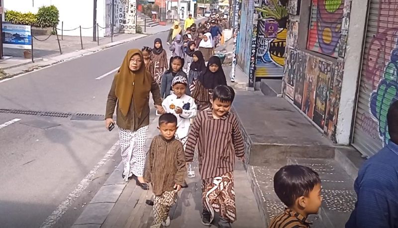 SEMARAK:  Ratusan siswa dan siswi SD Negeri Timuran, Jogja berbusana Jawa melintasi Jalan Prawirotaman, Jogja pada Selasa (7/10/2025) pagi dalam rangka Merayakan HUT Kota Jogja.