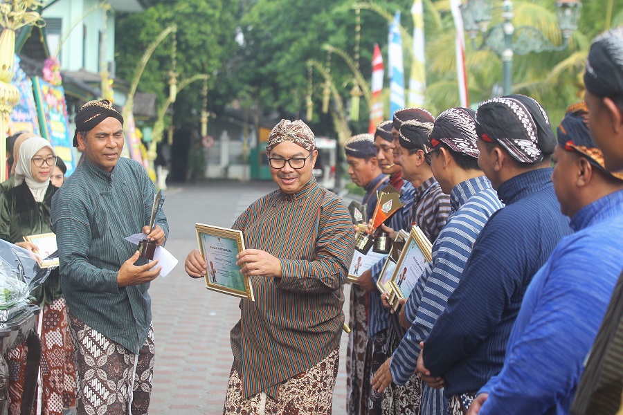 Walikota Jogja Hasto Wardoyo memberikan penghargaan kepada sejumlah perwakilan kemantren berprestasi disela Upacara HUT Kota Jogja ke-269, di Halaman Balaikota Jogja,Selasa (7/10/2025)