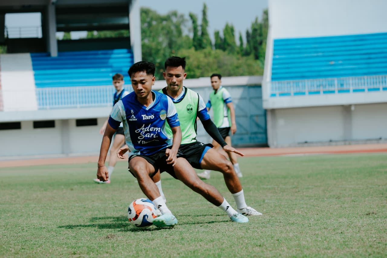 Gelandang PSIM Jogja Savio Sheva saat menjalani latihan rutin bersama tim di Stadion Mandala Krida, Jogja.