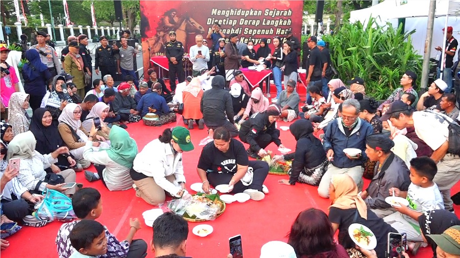 DAMAI: Suasana saat sejumlah mahasiswa dan kelompok masyarakat makan bersama di tengah aksi damai bertajuk Menghidupkan Sejarah disetiap Langkah, Mengabdi Tanpa Henti untuk NKRI di Titik Nol Kilometer