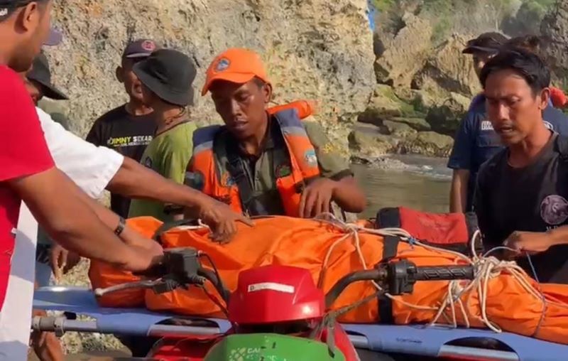 EVAKUASI: Jenazah yang terjatuh dari tebing timur Pantai Parangtritis sedang dievakuasi Selasa (7/10)