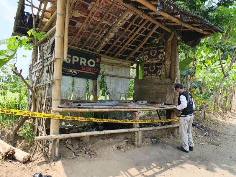 TKP: Tempat warga Bondowoso, Mertoyudan, Kabupaten Magelang menenggak miras oplosan yang dipasang garis polisi Selasa (7/10).