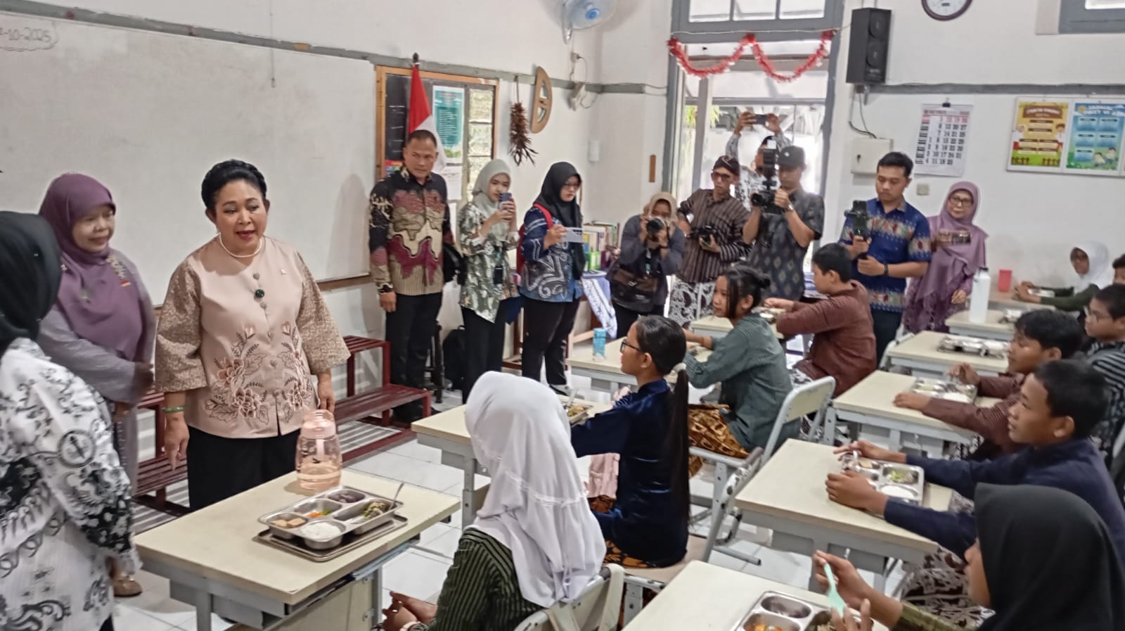 Ketua Ketua Komisi IV DPR RI Siti Hediati Hariyadi didampingi Wali Kota Jogja Hasto Wardoyo saat meninjau MBG di SDN Pujokusuman Kota Jogja, Selasa (7/10/2025).