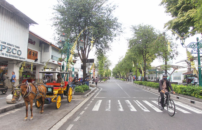 FULL PEDESTRIAN: Suasana kawasan Malioboro yang lengang saat diberlakukan uji coba full pedestrian tepat pada peringatan HUT Kota Jogja ke-269, Jogja, Selasa (7/10/2025).