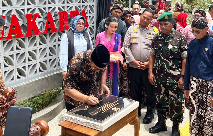 IKONIK: Wali Kota Jogja Hasto Wardoyo saat meresmikan Taman dan Gapura Sentra Industri Bakpia Pathok, Selasa (7/10/2025).