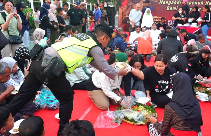 DAMAI: Suasana saat sejumlah mahasiswa dan kelompok masyarakat makan bersama di tengah aksi damai bertajuk Menghidupkan Sejarah disetiap Langkah, Mengabdi tanpa Henti untuk NKRI.