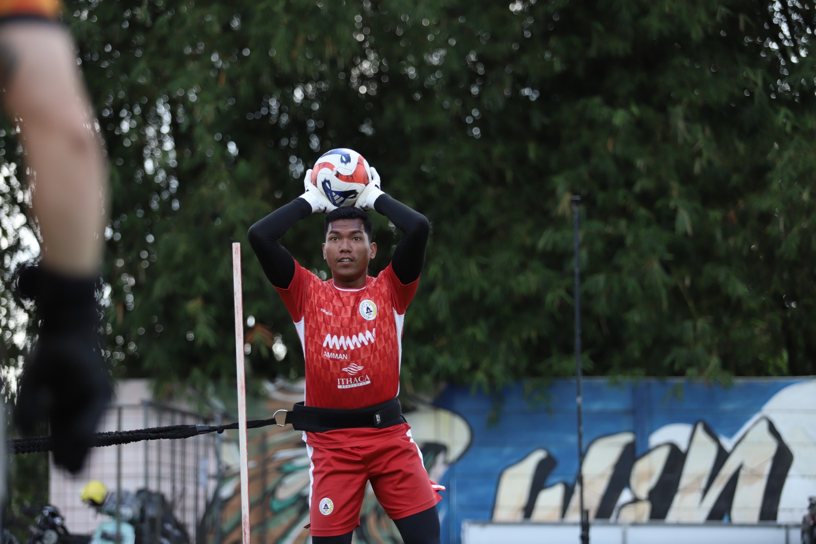 Kiper PSS Sleman Muhammad Fahri saat menjalani latihan rutin di Lapangan Pakembinangun.