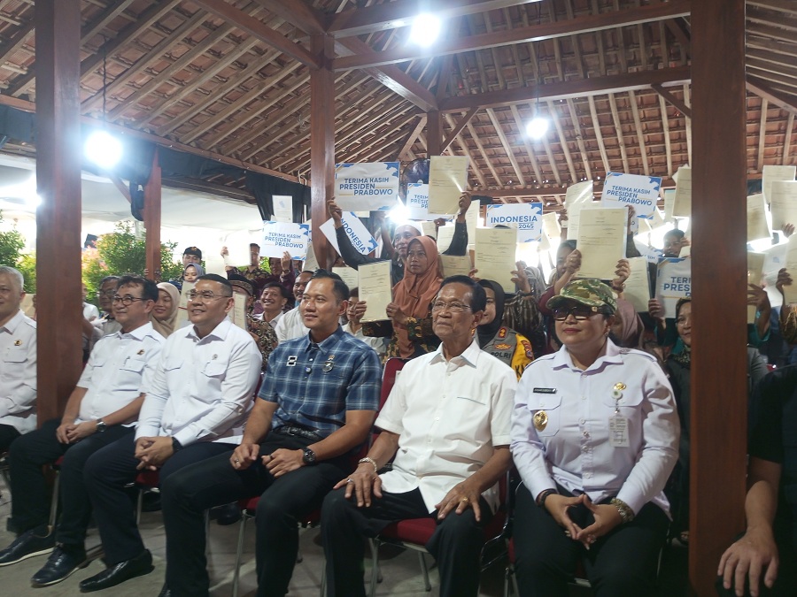Melalui PTSL 128 warga Gunungkidul mendapatkan sertifikat hak milik. Dari total penerima manfaat, 100 sertifikat merupakan hak milik, 28 lainnya hak pakai.&nbsp;