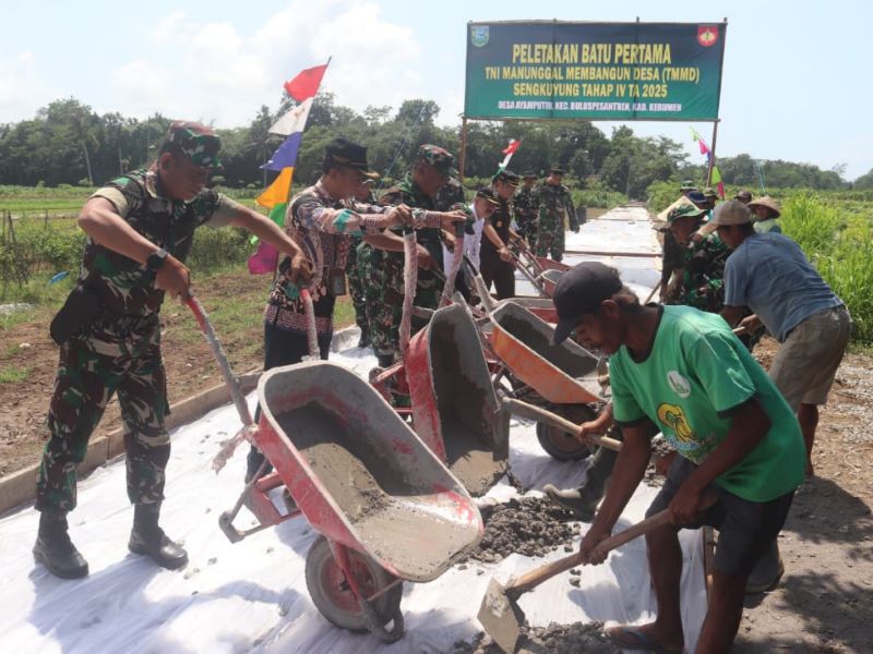 GOTONG ROYONG : Prosesi pembukaan program TNI Manunggal Membangun Desa (TMMD) Sengkuyung Tahap IV Tahun 2025 di Desa Ayamputih, Kecamatan Buluspesantren, Rabu (8/10).