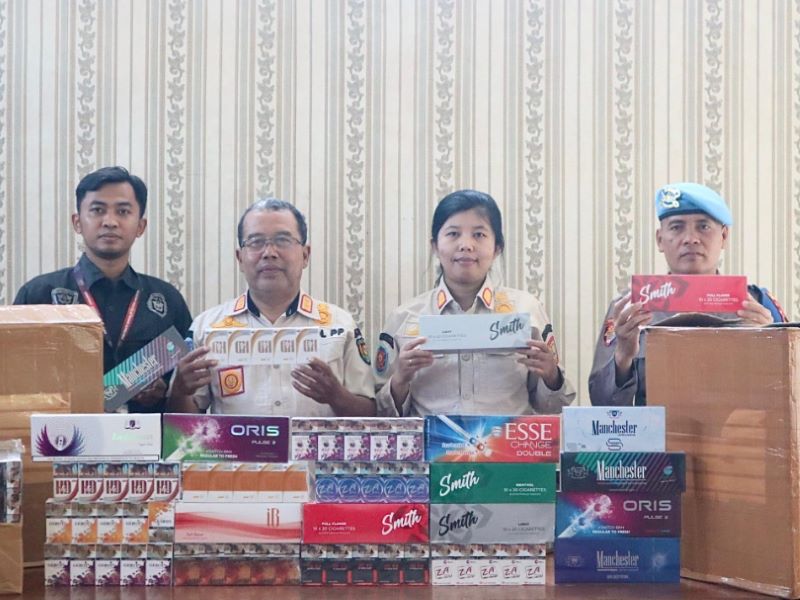 HASIL OPERASI: Tim gabungan menunjukkan barang bukti rokok ilegal yang didapatkan dari hasil operasi penindakan di wilayah Purworejo.