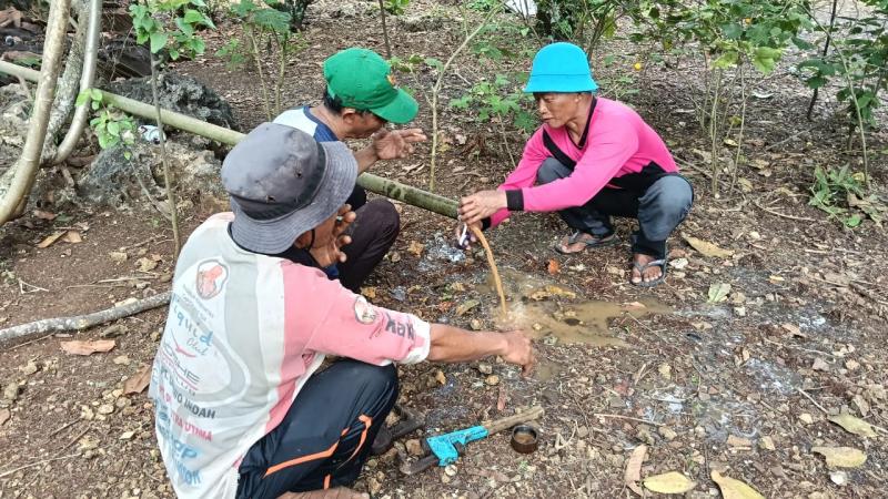 Uji coba aliran PDAM menuju Padukuhan Kanigoro setelah penyambungan jaringan pipa selesai.