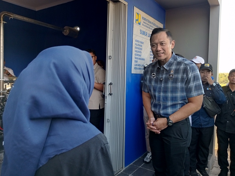 AHY sedang melakukan pengecekan pada mesin pompa irigasi di Sumur JIAT Kelor pada Rabu (8/10/2025) sore.