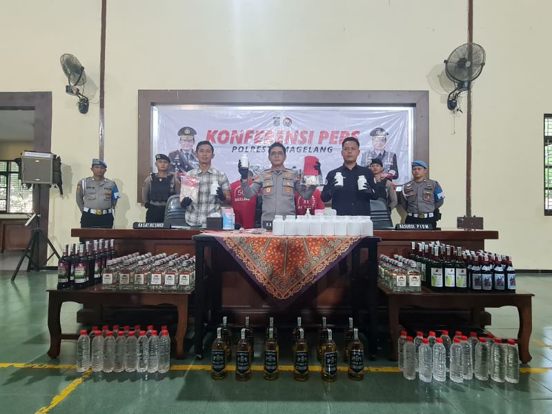 DITANGKAP: Kapolresta Magelang Kombes Pol Herbin Garbawiyata Jaya Sianipar menunjukkan barang bukti pil sapi dari tiga pelaku.