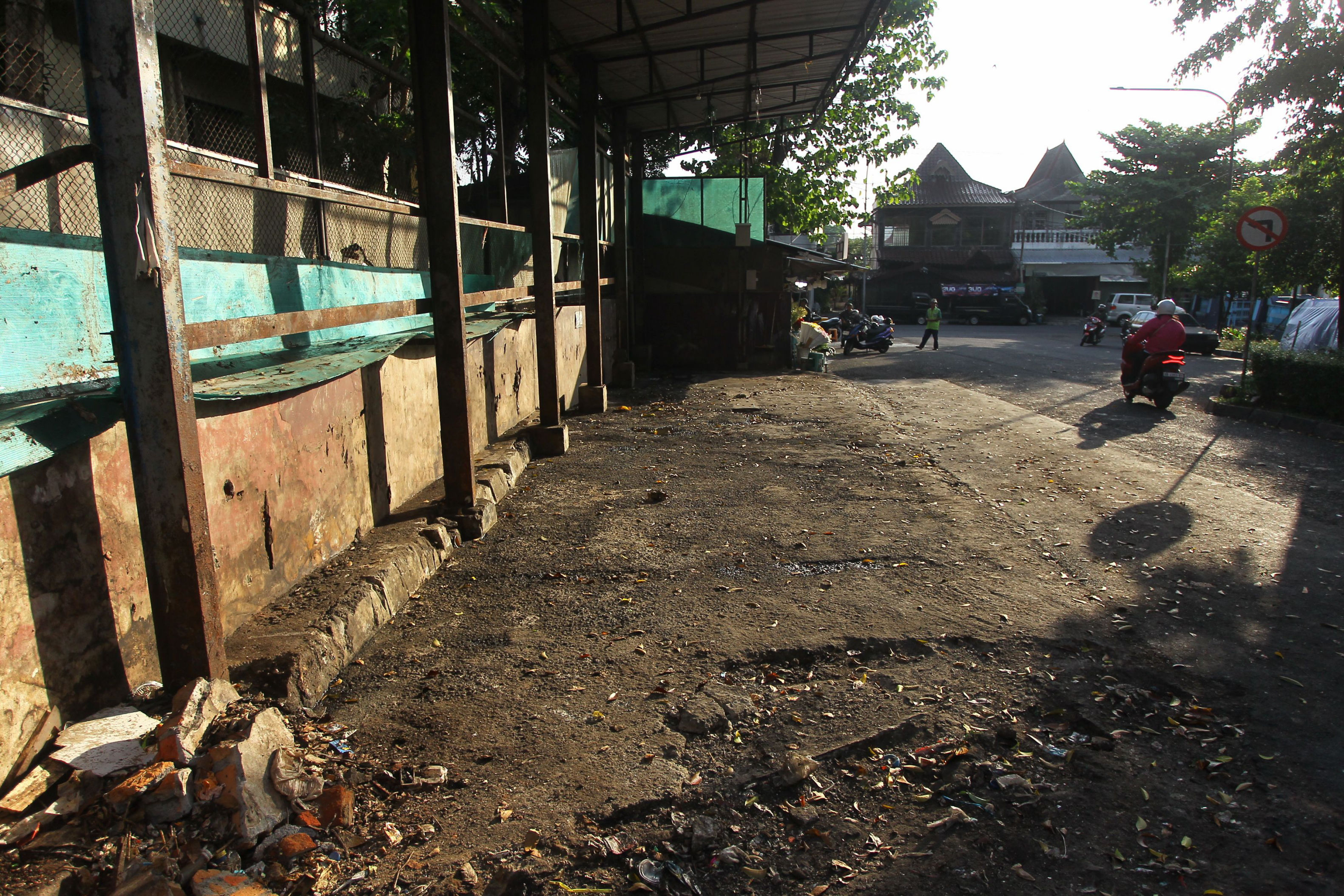 Pengguna jalan melintas di depan depo sampah kawasan Kotabaru yang sudah dalam kondisi bersih, kemarin (8/10).