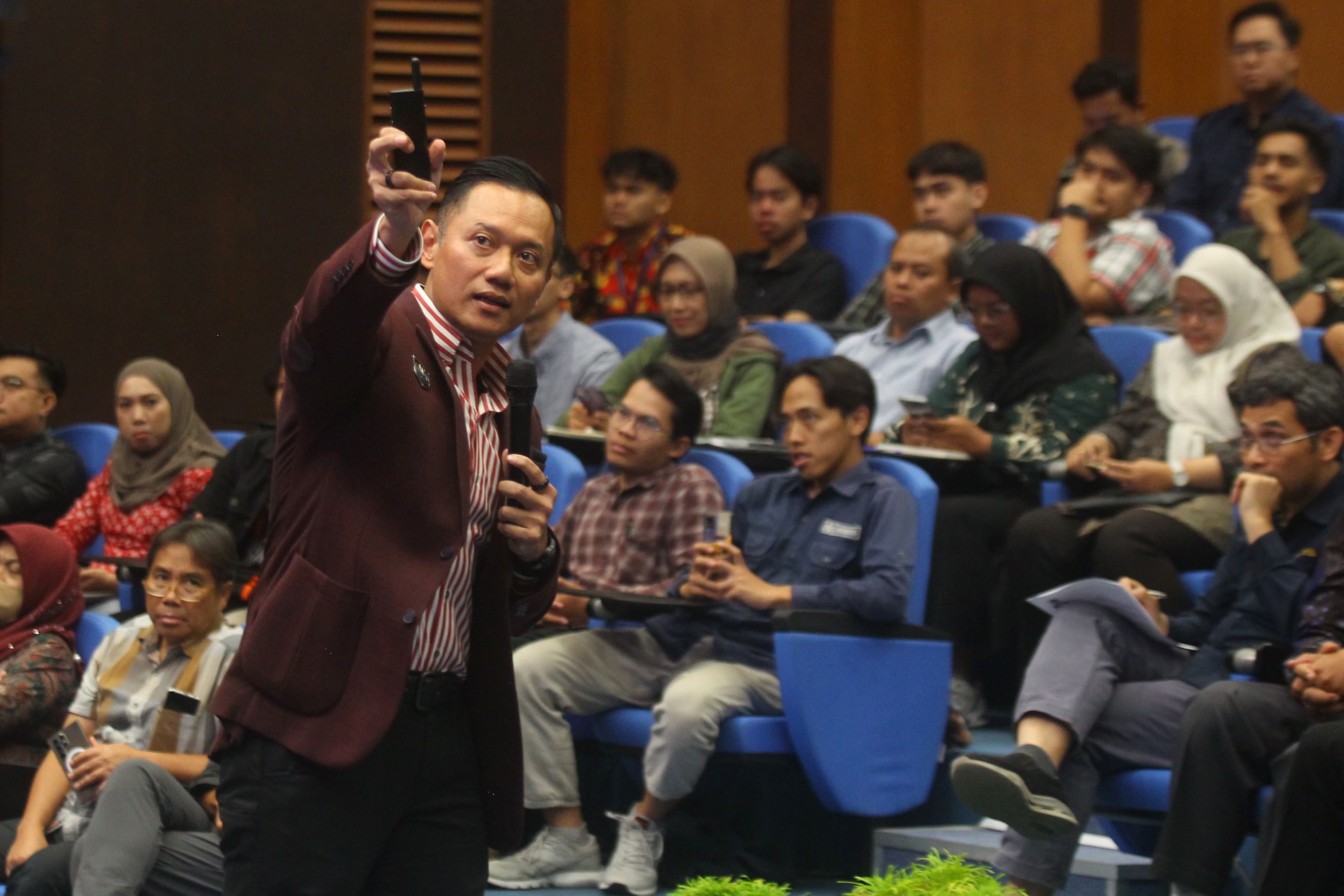 Menteri Koordinator Bidang Infrastruktur dan Pembangunan Kewilayahan, Agus Harimurti Yudhoyono (AHY), memaparkan lima strategi dasar memperkuat pembangunan nasional dalam kuliah umum bertajuk &ldquo;Infrast