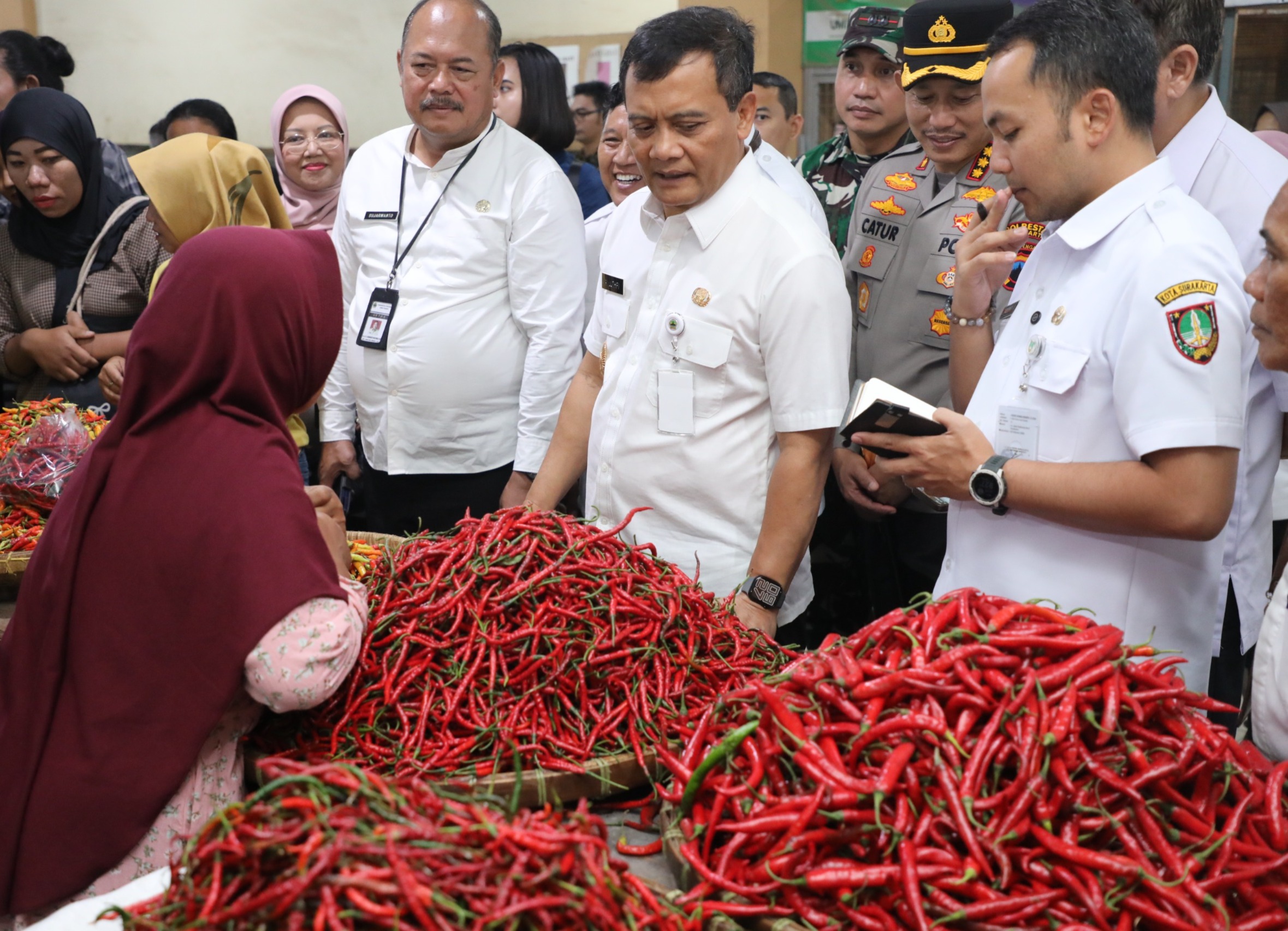 Gubernur Jawa Tengah Ahmad Luthfi meninjau kebutuhan pokok