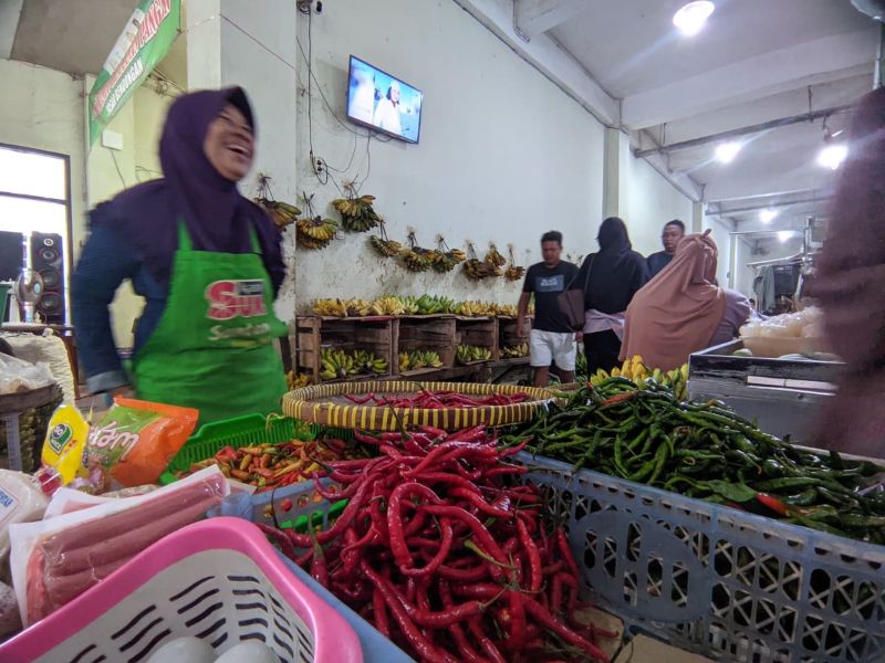 BERJUALAN: Pedagang Pasar Bendungan menjajakan cabe keriting yang terlampau mahal.&nbsp;