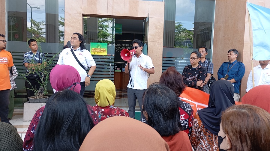 AKSI:&nbsp;Puluhan massa dari serikat buruh saat menggelar aksi dukungan di Pengadilan Tindak Pidana Korupsi dan Hubungan Industrial Yogyakarta Rabu (8/10/2025).