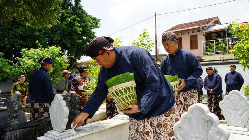 DOA: Bupati dan Wakil Bupati Kulon Progo menaburkan bunga ke makam.&nbsp;