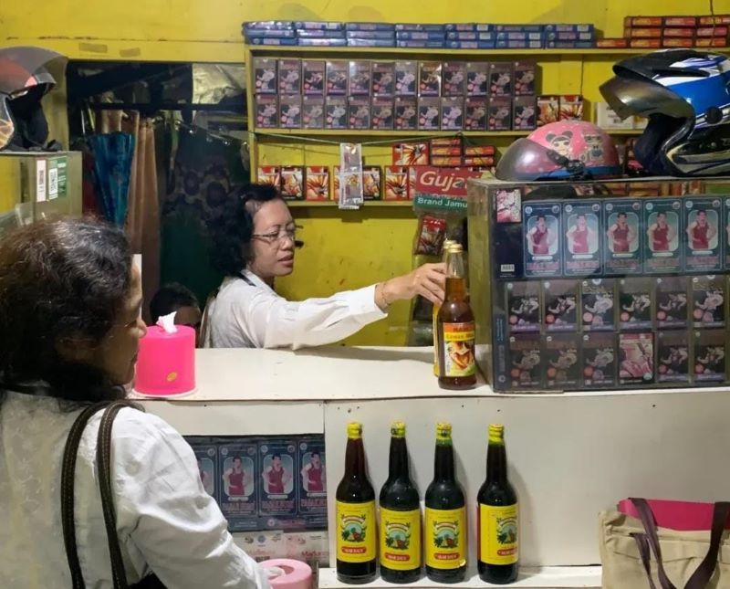SIDAK: Petugas Satpol PP Bantul bersama BBPOM DIY sedang mengamankan jamu ilegal pada Jumat (3/10) lalu.