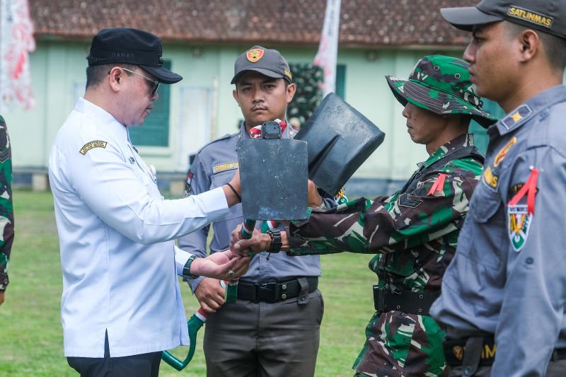 GOTONG ROYONG: Wali Kota Magelang saat membuka TMMD Sengkuyung Tahap IV Tahun 2025, Rabu (8/10).