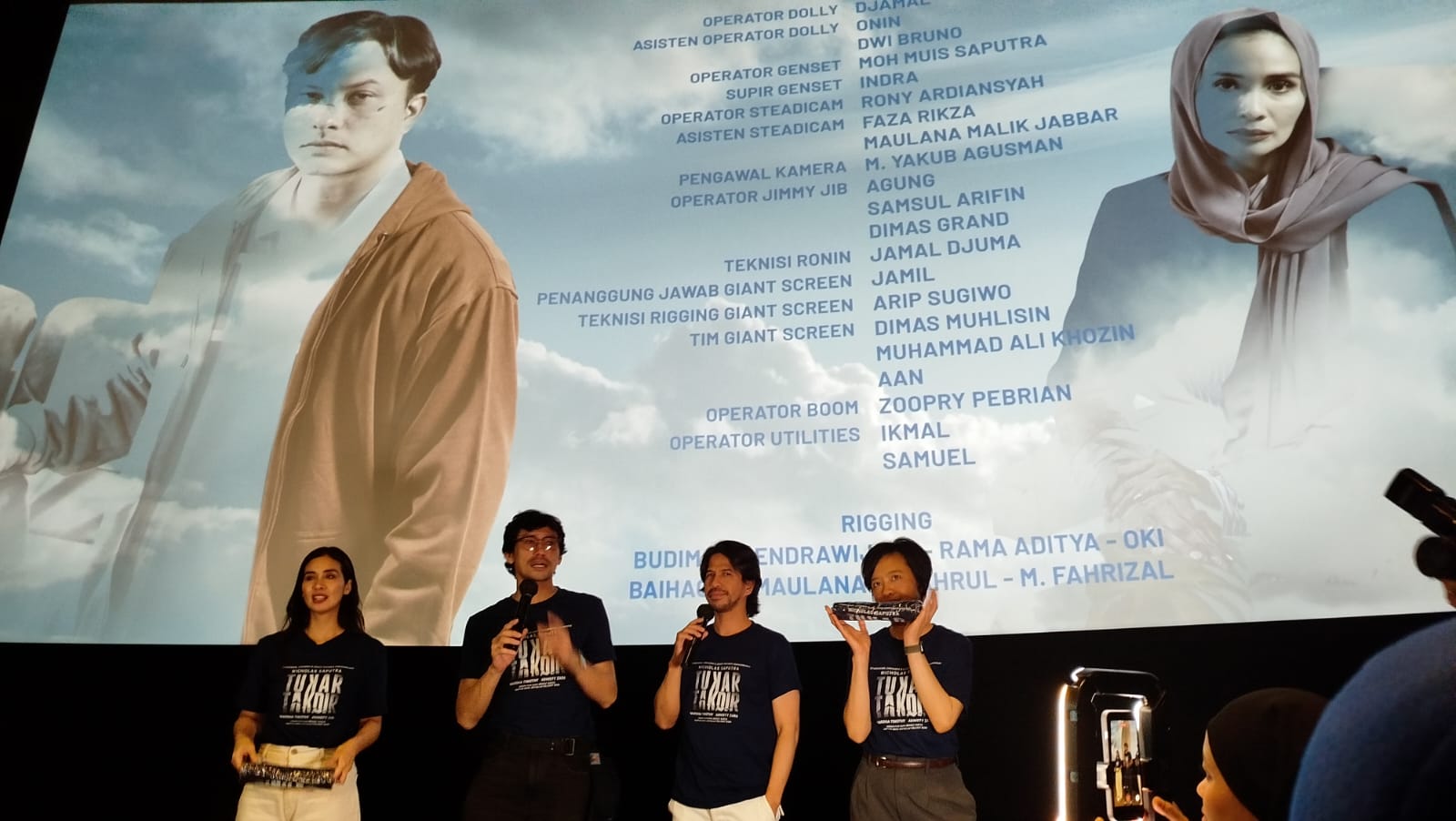 (Dari kiri) Marsha Timothy, Revaldo, Ariyo Wahab, dan Mouly Surya saat menyapa penonton Tukar Takdir di Empire XXI Sleman, Selasa (7/10/2025).