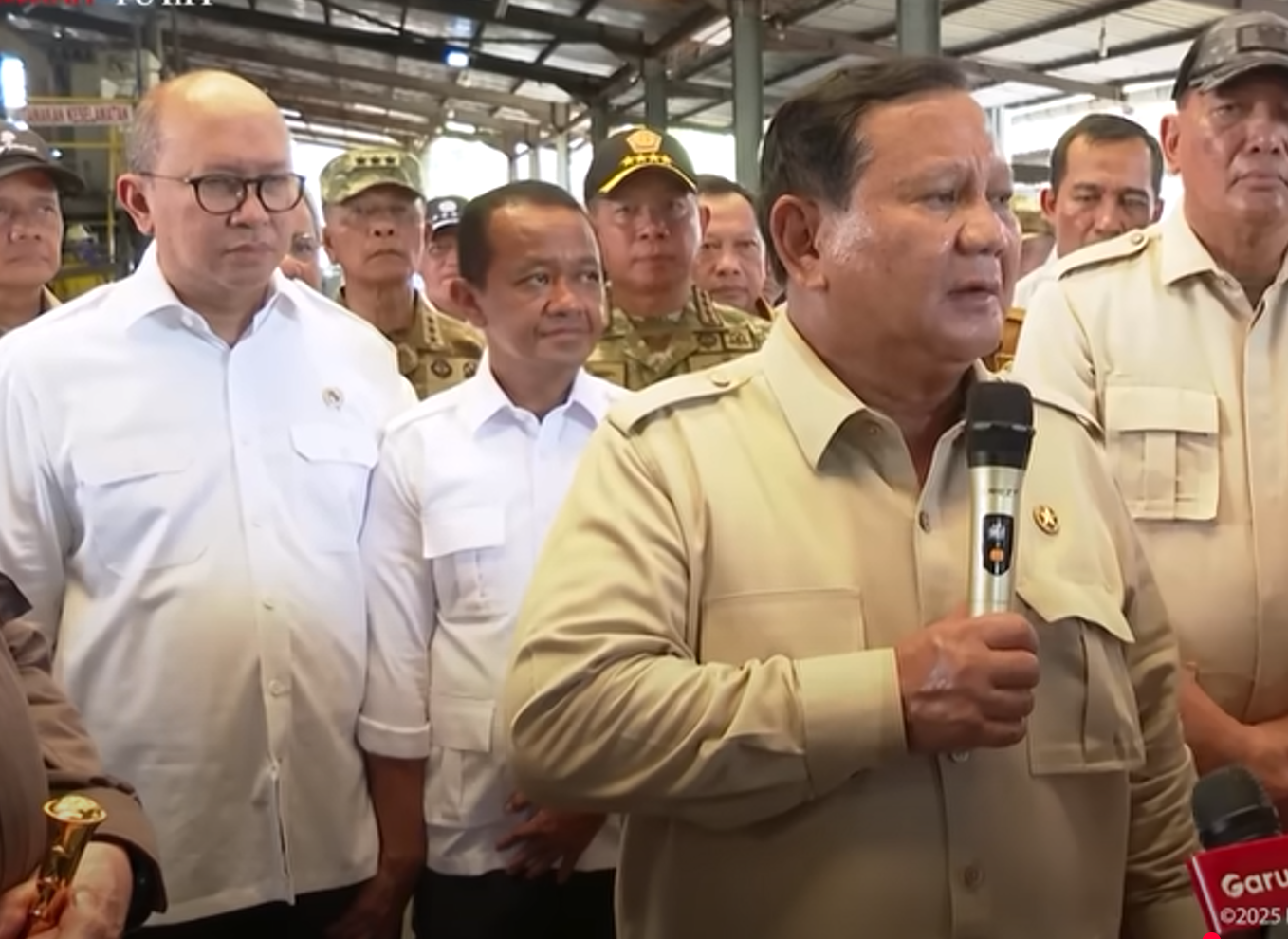 Menteri ESDM Bahlil Lahadalia mencolek Ketua Danantara sekaligus Menteri Investasi, Rosan Roeslani, saat Presiden Prabowo Subianto bahas tambang ilegal Rp 300 triliun.