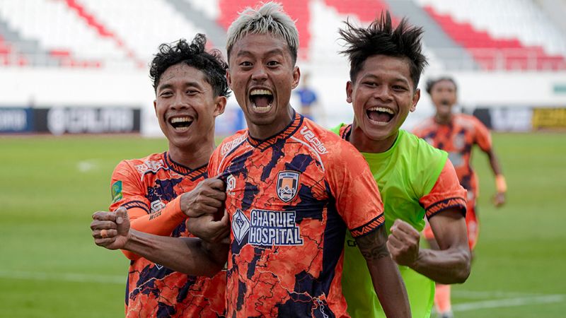 Selebrasi para pemain Kendal Tornado FC dalam kemenangan atas Persiba Balikpapan di Pegadaian Championship