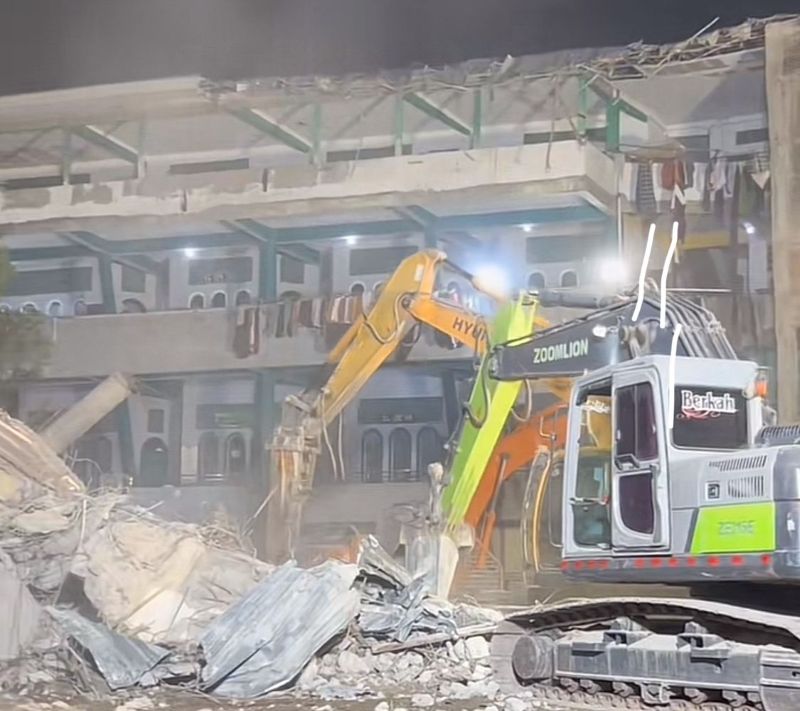 Evakuasi korban ambruknya gedung Ponpes Al Khoziny di Sidoarjo.