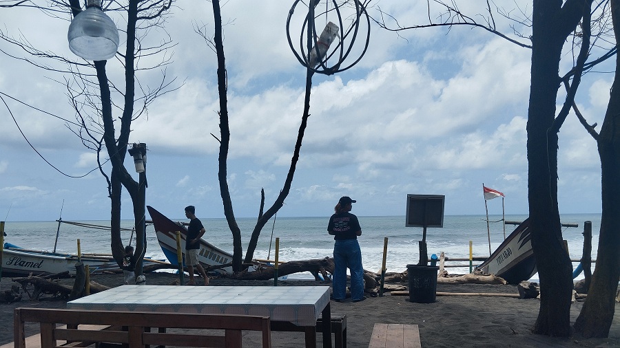 DIKELUHKAN: Pantai Baru salah satu destinasi wisata di Pantai selatan Bantul. Pengelola wisata pantai ini menilai mahal tarif tiket Rp 15 ribu per orang untuk seluruh..