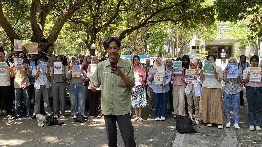 Aksi damai bertajuk KamiKemarie menjemput Arie yang diselenggarakan mahasiswa Prodi Ilmu Sejarah Universitas Negeri Yogyakarta (UNY) di Taman Pancasila Kompleks UNY, Kamis (9/10/2025)
