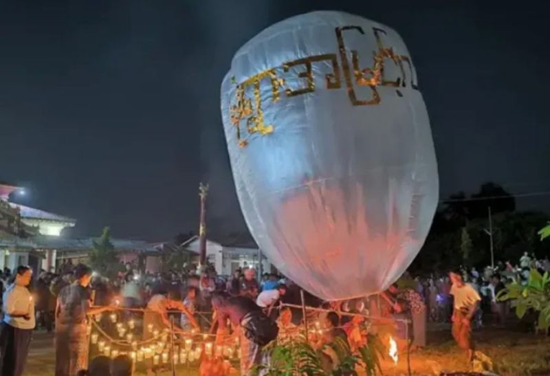Paramotor menjatuhkan bom di festival Thadingyut.