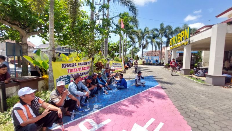 PROTES: Warga terdampak pelebaran JJLS berdemonstrasi di Halaman BPN Kulon Progo.&nbsp;