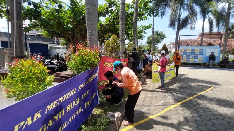 PROTES: Warga terdampak pelebaran JJLS berdemonstrasi di Halaman BPN.&nbsp;