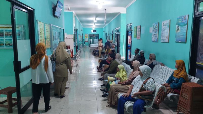 ANTRE: Masyarakat menunggu panggilan untuk pemeriksaan di Puskesmas Sentolo.&nbsp;