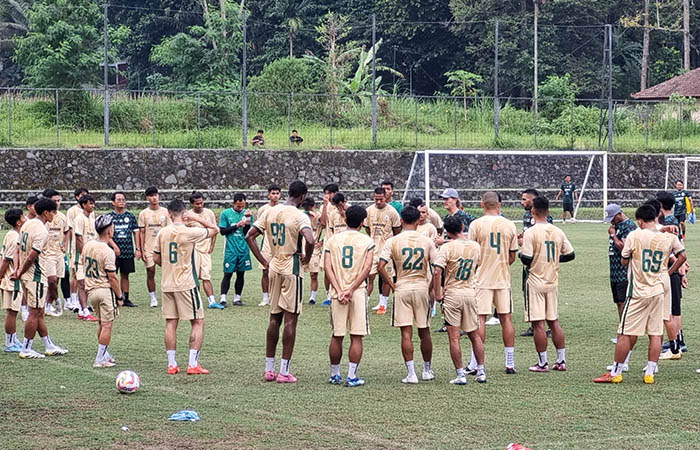 PUNYA KESEMPATAN: Para pemain PSS Sleman saat menjalani latihan di Lapangan Pakembinangun, Pakem, Sleman, kemarin (9/10).